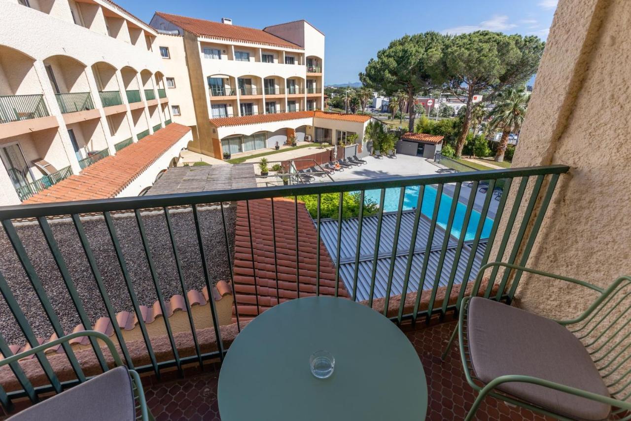 Habitación con cama extragrande, balcón y vistas a la piscina